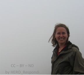 HERO i dimma Högt uppe på toppen av ett berg