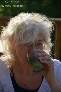 Charlotte njuter grön smoothie