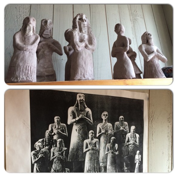 Skulpturer i lera på en hylla i slöjdsalen, fritt skapade efter egyptiska förebilder (bilden uppsatt under hyllan med figurerna).