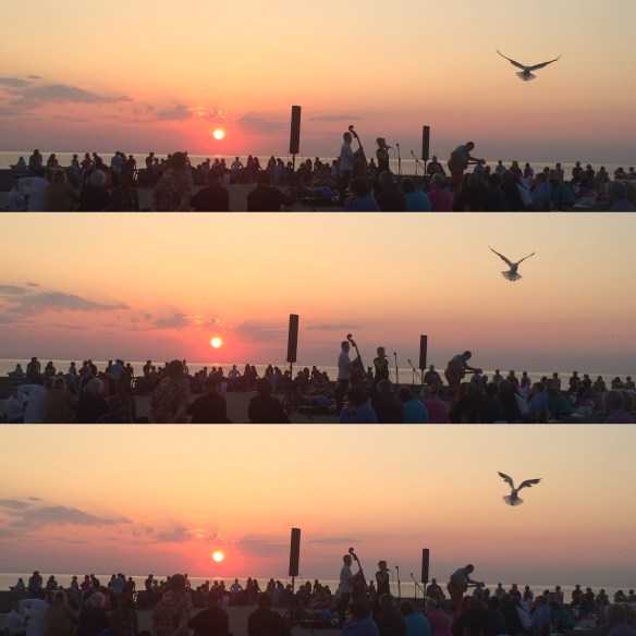 Goodnight Sun med Peter Tegnér samt gästmusikerna Maria Hjort, sång, och Mattias Hjort, bas