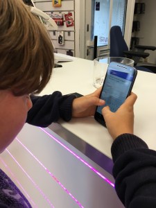 Mr B med nya mobilen