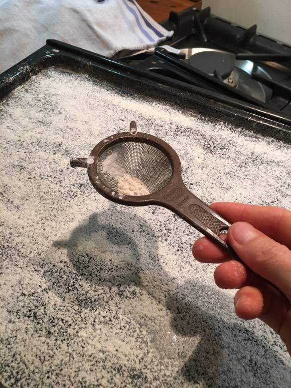 Nästa tips: att pudra plåt med mjöl istället för bakpapper. Har inte fått in schvungen att kasta ut mjölet jämnt på plåten, så jag tog tesilen till hjälp.