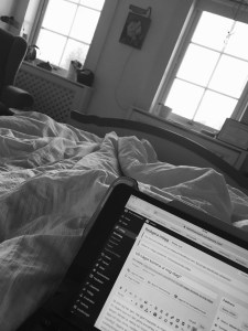 skriver i sängen